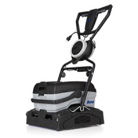 La machine contre une terrasse grise