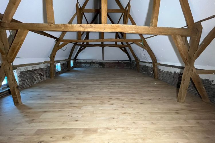 Pose d'un plancher au château Antoine
