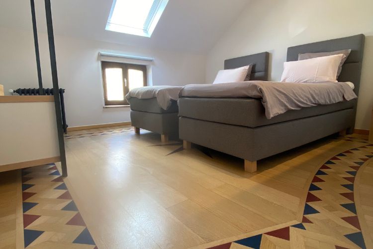 Pose d'un parquet en chêne semi-massif avec une frise